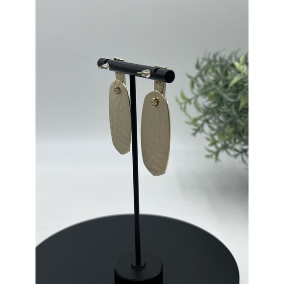 Sold!!!
Kendra Scott Hammered Gold Plated Aragon Dangle Modern Earrings - Picture 7 of 10